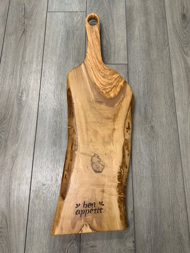 Wooden cutting board with "bon appetit" engraved.