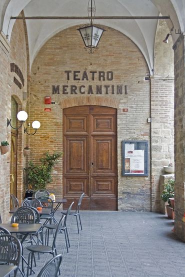 Exterior entrance of Teatro Mercantini.