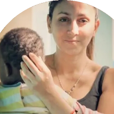 Une femme allongée avec de jeunes enfants