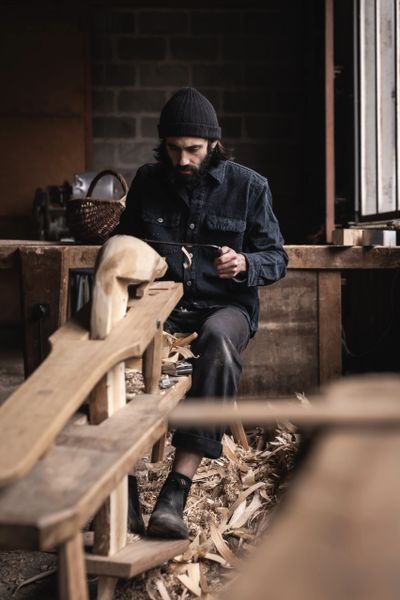 Planer du bois vert pour réaliser un barreau de chaise. Craftsman working a piece of green wood.