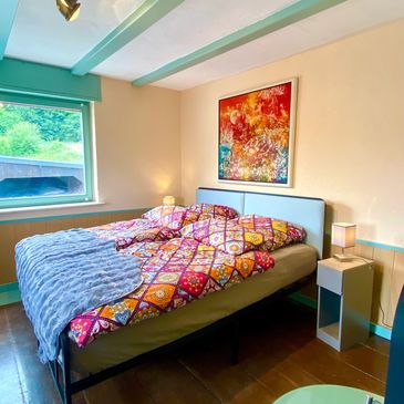 Schlafzimmer mit Doppelbett in Happys Traumhaus