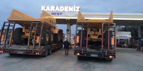 bazı büyük kargo taşıyan iki kamyon