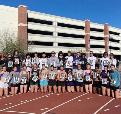 GCU Lopes distance squad with their books!
