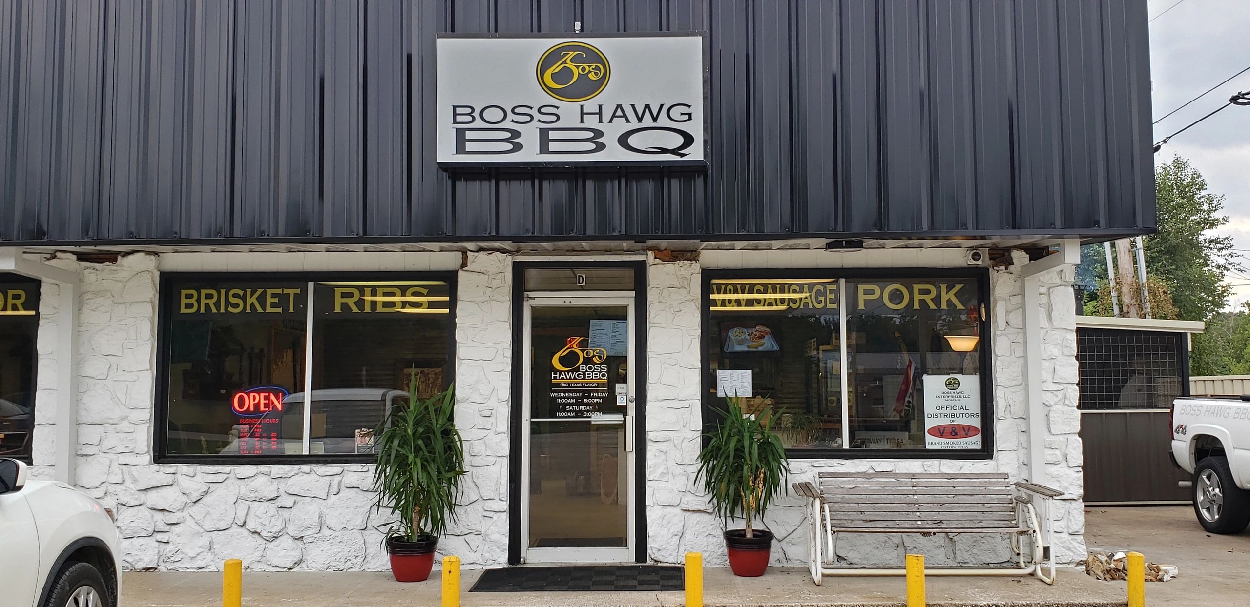 Front view of Boss Hawg BBQ from Taft Ave in Sapulpa, OK
