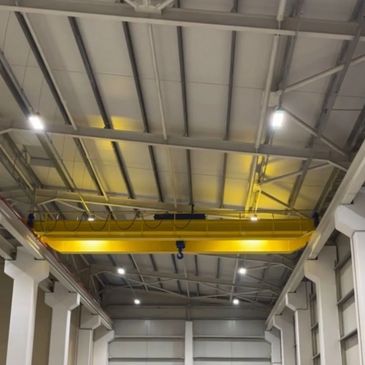 Köprülü vinçlerin çok yönlü kullanım alanları vardır. Yüksek kaldırma kapasiteleri ve ağır çalışma ş