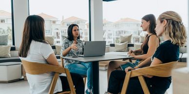 Racionalus, ramus ir efektyvus pokalbis tarp kolegų. LaisvaKėdė paslauga - efektyvi komunikacija