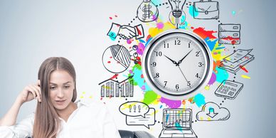 Darbuotojas, paskendęs darbuose ir nespėjantis jų atlikti. Laiko valdymas - LaisvaKėdė paslauga.