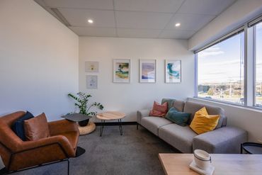 Bureau avec grande fenêtres