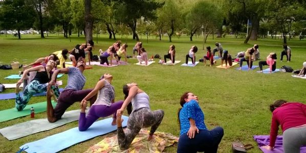 Todos los fines de semana se realizan prácticas de yoga en el parque de Quito Ecuador