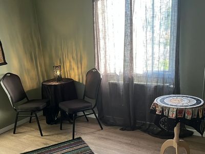 Ett mysigt rum med två stolar och två bord.