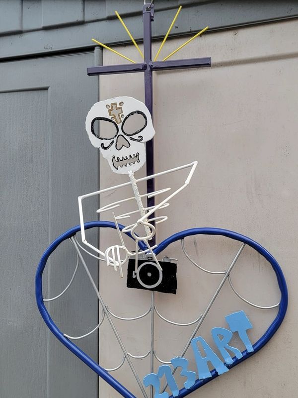 “LA HANDS” ESTEVAN ORIOL | BY ROBERT COLLADO (2023) WELDED, STEEL, PAINTED DODGERS AND LAKERS COLOR