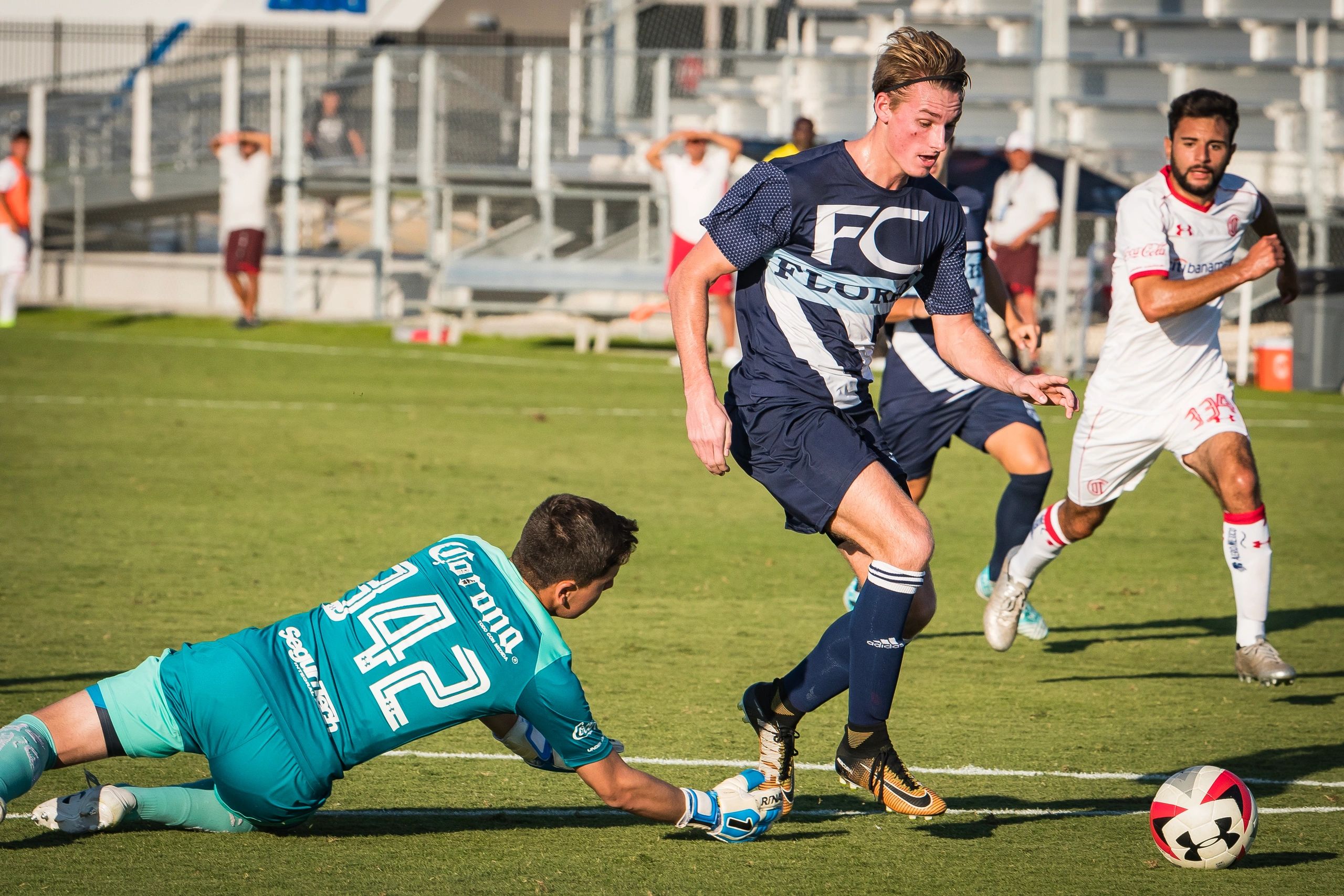 FC Florida Prep's Bryson Smith scores in 4-3 win over Deportivo Toluca to advance ib IMG Super Group