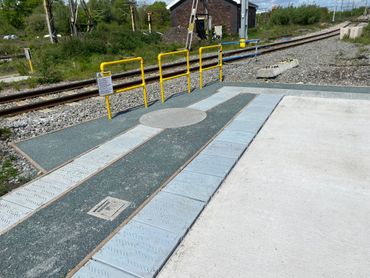 UTX chamber. Handrail. concrete. trough. Walkable trough.
