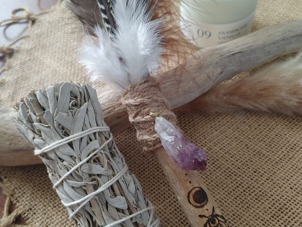 Bâton de fumigation orné de plumes et de pierres, à fabriquer soi-même en atelier créatif.