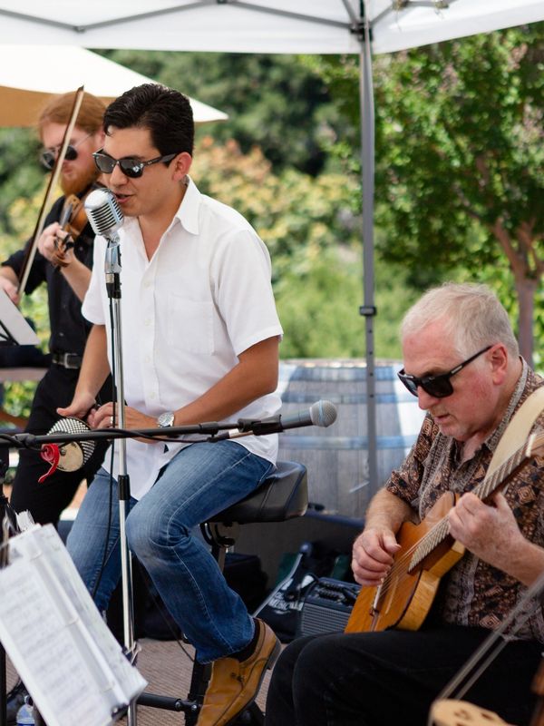 Vintage Noise: Timeless swing, smooth jazz, and Latin grooves for an unforgettable night.