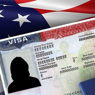 Imagen de una visa estadounidense con una bandera de EE.UU. de fondo.