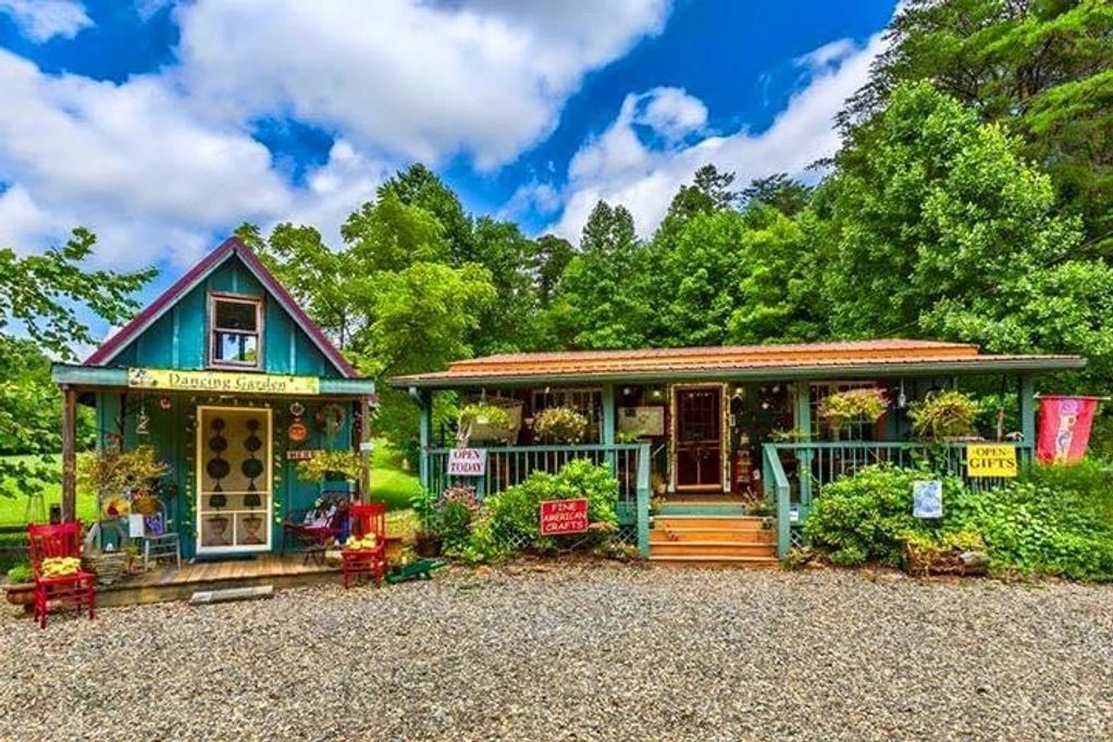 Sundance Gallery Gifts is a charming little family-owned, gallery style gift store located in the N