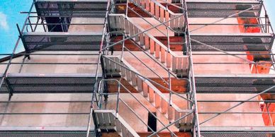 Un échafaudage et tour d'accès chantier