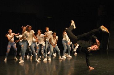 Contemporary (hip hop, pop) dance classes.