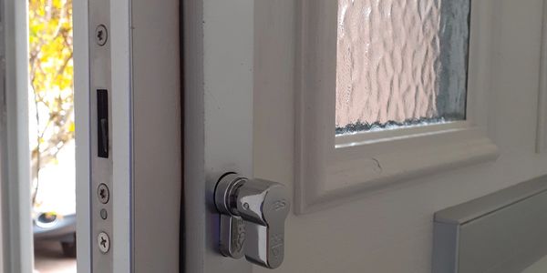 Anti snap anti pick euro cylinder with thumbturn. www.smlocksmith.co.uk 
locksmith Cheshunt