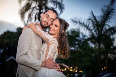 Noiva feliz abraçando seu noivo