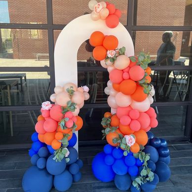 Chiara half arch with balloon decor for graduation in Birmingham, AL.
