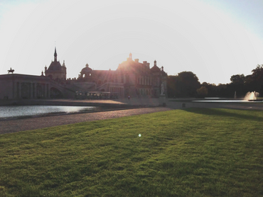 Castelo de chzntilly no por do sol com o seu guia