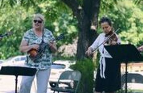 Lorie - Mandolin and Vocals
Roseanne - Fiddle and Vocals