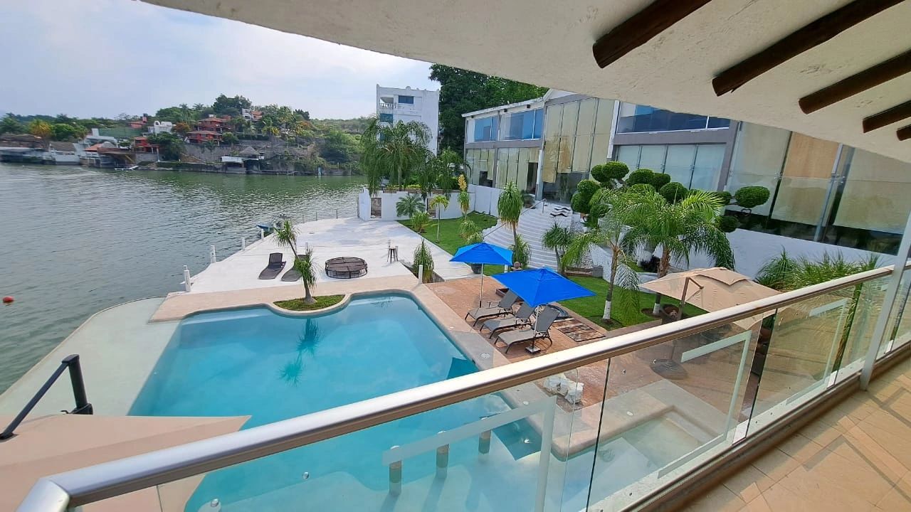 Casa de lujo en renta en Tequesquitengo frente al lago con alberca para eventos y grupos grandes