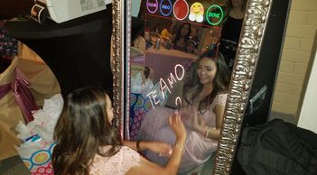 Firma tu foto antes de imprimirla y escoje entre los diversos emojis que tenemos para ti.