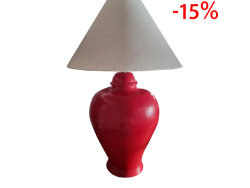 Lámpara con base roja y pantalla beige.