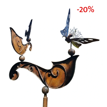 Escultura metálica con dos mariposas y formas curvas.