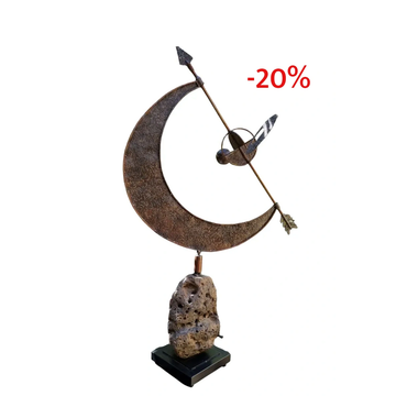 Escultura con media luna y flecha.