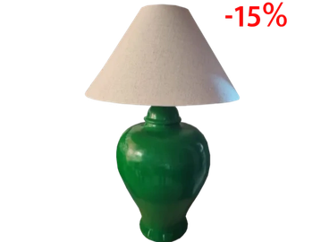 Lámpara de mesa con base verde y pantalla blanca.