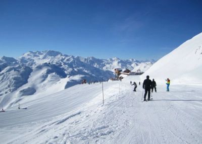 Skiing the Saulire piste towards Courchevel on a Three Valleys guiding day