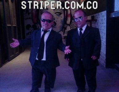 dos stripers enanos vestidos de traje de striper.com.co