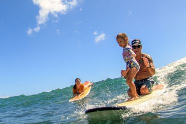 Surfboard rentals in Waikiki, Teach your child how to surf. Family time coronavirus.