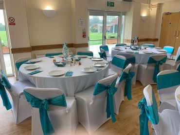 Teal/Aqua Sashes and Round Tablecloths ! Such a lovely colour 