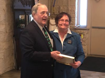 Jeanne Burke accepts a 2018 Heritage Award from Carl Kramer, LHL Board Member. 