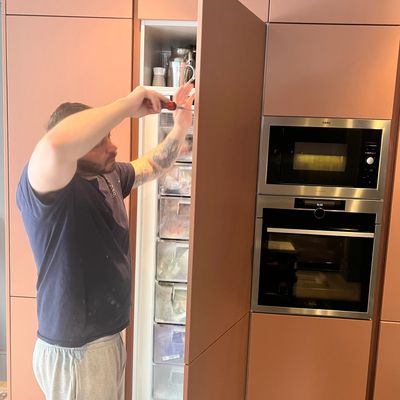 Fixing back a freezer door after being removed and resprayed