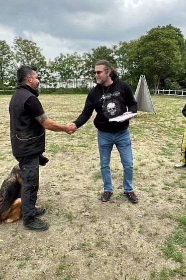 LATİF EROL VE TEAM TK'S AURA IGP BİR SINAVINI TAMAMLARKEN HAKEM CEM BAKAÇHAN İLE SELAMLAŞIYOR