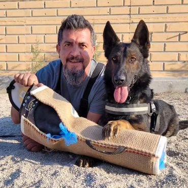 LATİF EROL VE FALCON VON STEİN YERDE YATIYOR İKİSİ DE KOLLUĞA ELLERİNİ YASLAMIŞ POZİSYONDA