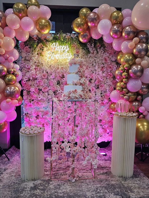 Decoration with flowers and balloons for cake and desserts sweet 15 or sweet 16 / decoracion
