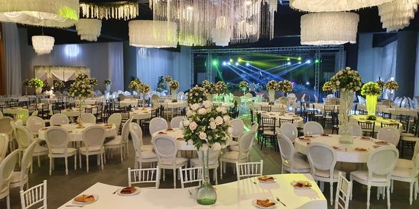 luxury wedding or sweet 16, minimalist tables and chairs, natural flower tableware/ boda o dulces 16