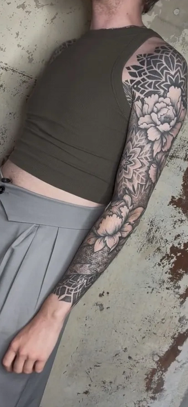 Tattoo Armsleeve mit Mandala im Dotwork Stil und floralen Elementen mit feinen Linien - Hamburg