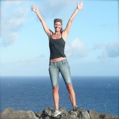 Female happy to be pain free, Rolfing for scoliosis therapy Palm Beach, within 35 min of zip 33465