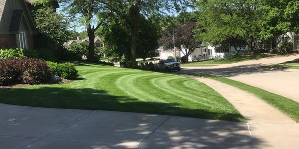 Richard's yard care an Omaha lawn service.  Providing quality lawn care to West Omaha since 1997.