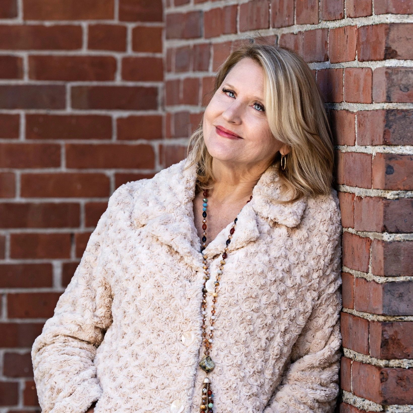 Lauren Robbins - Psychic Medium & Spiritual Teacher