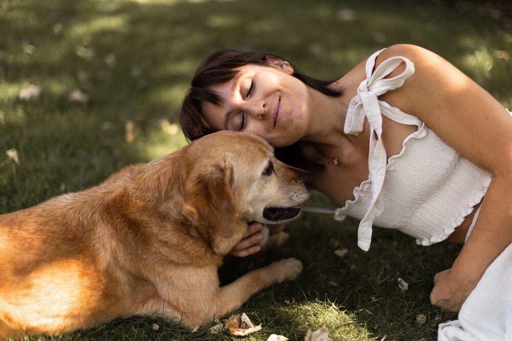 donna con il suo amato cane posano e si coccolano per una mini sessione fotografica in natura