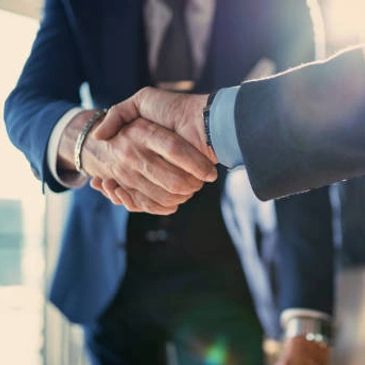 Saludo de manos entre dos personas ejecutivas